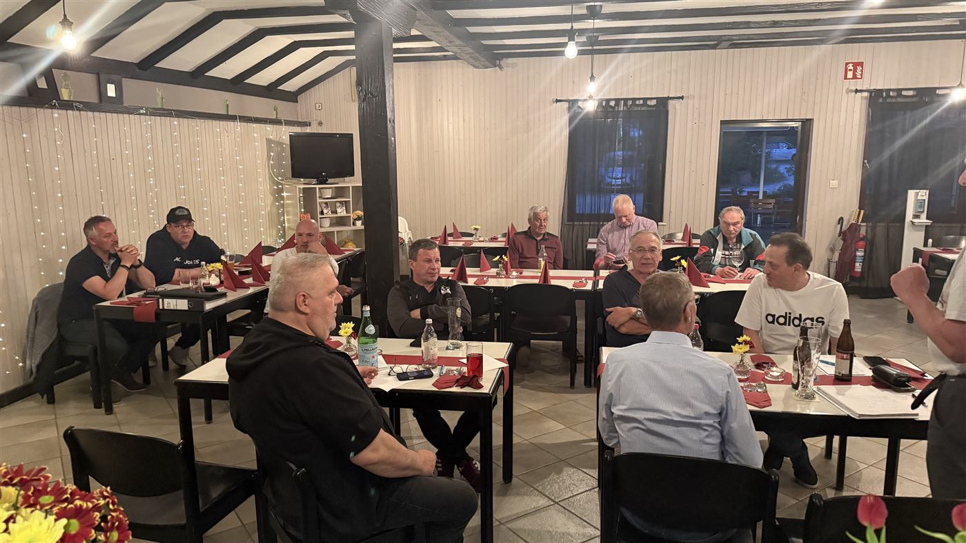Restaurantteam und Gästegruppe
